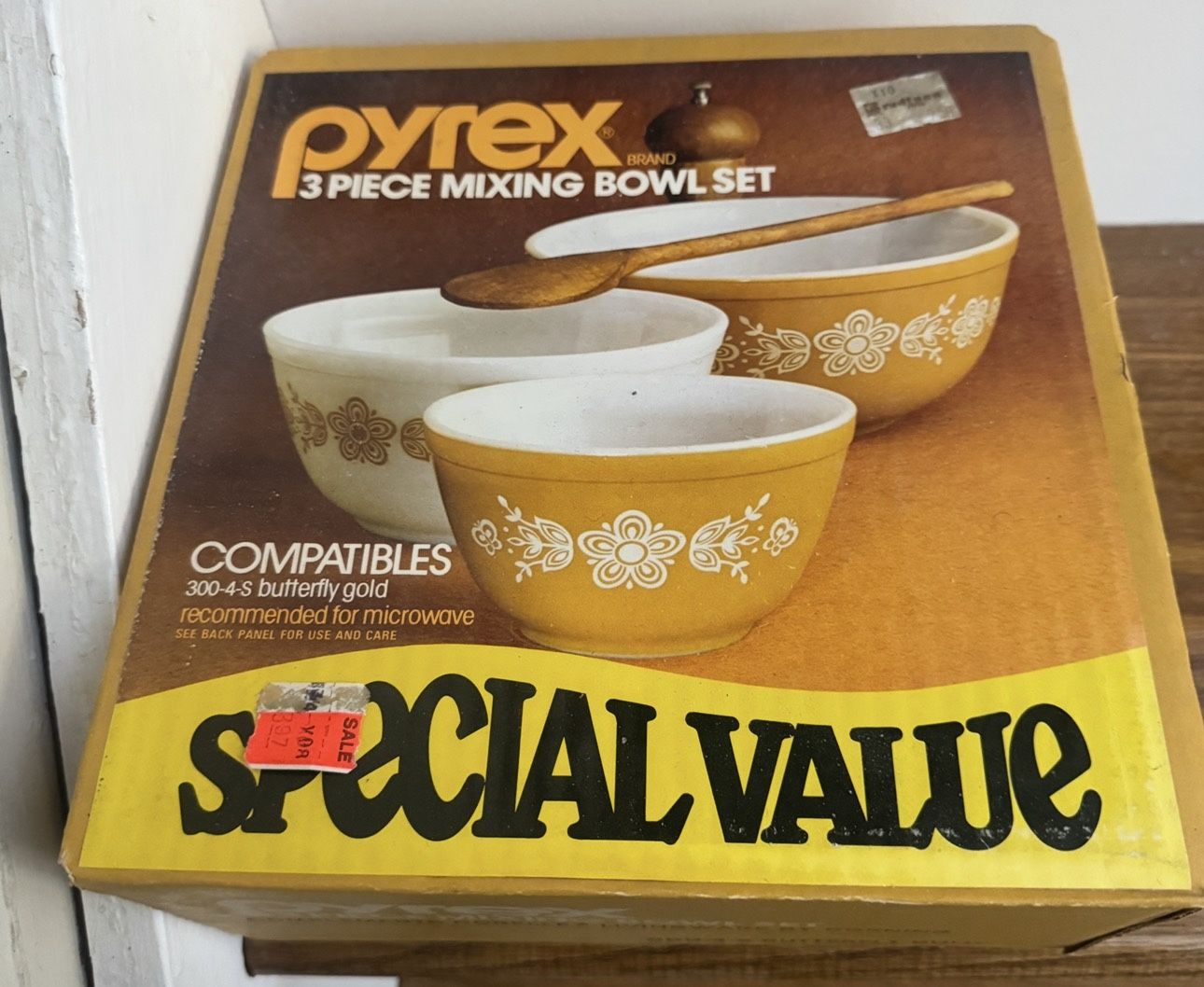 Vintage Pyrex 3-Piece Mixing Bowl Set – Butterfly Gold (NEW / Unused)