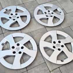 Genuine set of 4 OEM Toyota Prius 2010 - 2011 15'' Wheel Covers Hubcaps. Has some scratches and scuffs from normal use. 

Pick up in San Jose 95121