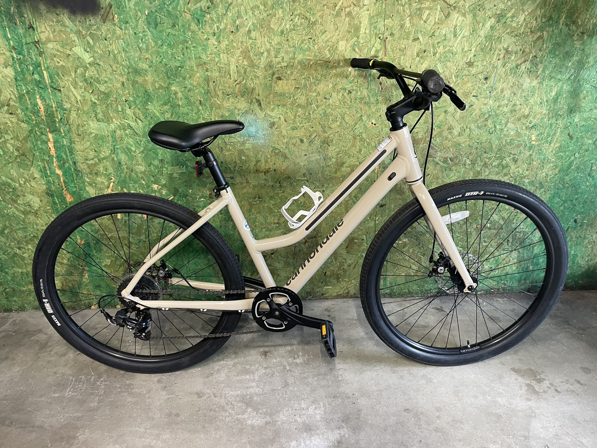 Cannondale Treadwell 3, 27.5” Wheels, 7 Speed Hydrid Bike