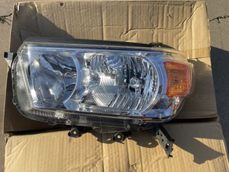 New 2010-13 Toyota 4runner OEM Driver Headlight