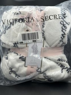 NWT VICTORIA'S SECRET Short Cozy Robe XS/S  So plush and snuggly, you'll want to wear this robe all day long. Complete with a shawl collar and handy p