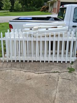 3'x6' white fencing(8 sections) with 7 post