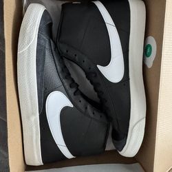 Blazer Mid’s Black And White