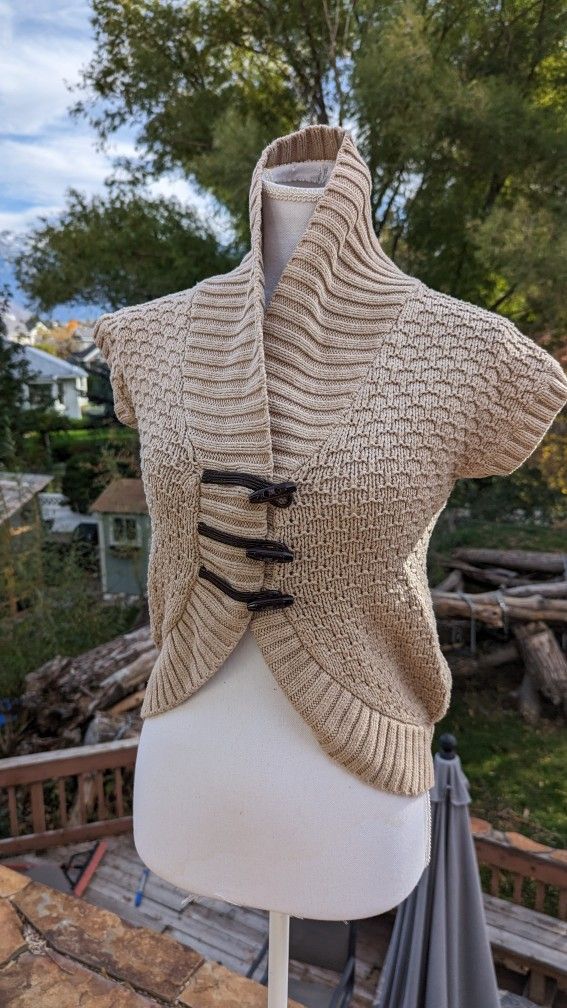 The Eagle’s Eye Sweater Vest Girls Size M (10-12)
Also fits a women's Small