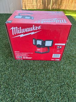 Milwaukee M-18 Dual Power Triple-Panel Flood Light 2368-20