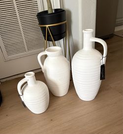 Tahari Home Set of 3 White Ceramic Jug Vases – New with Tags