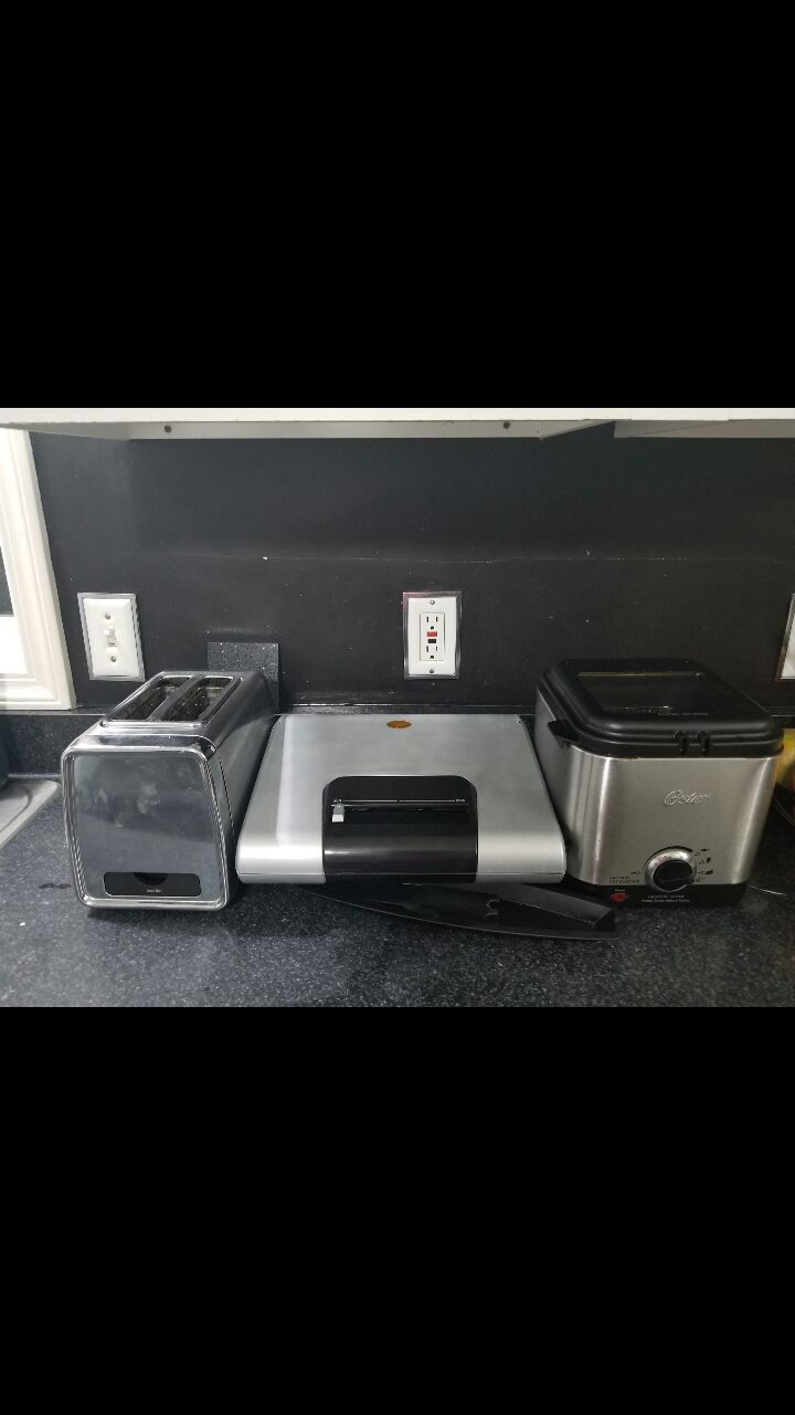 Kitchen appliances. Deep fryer. Toaster and George forman grill