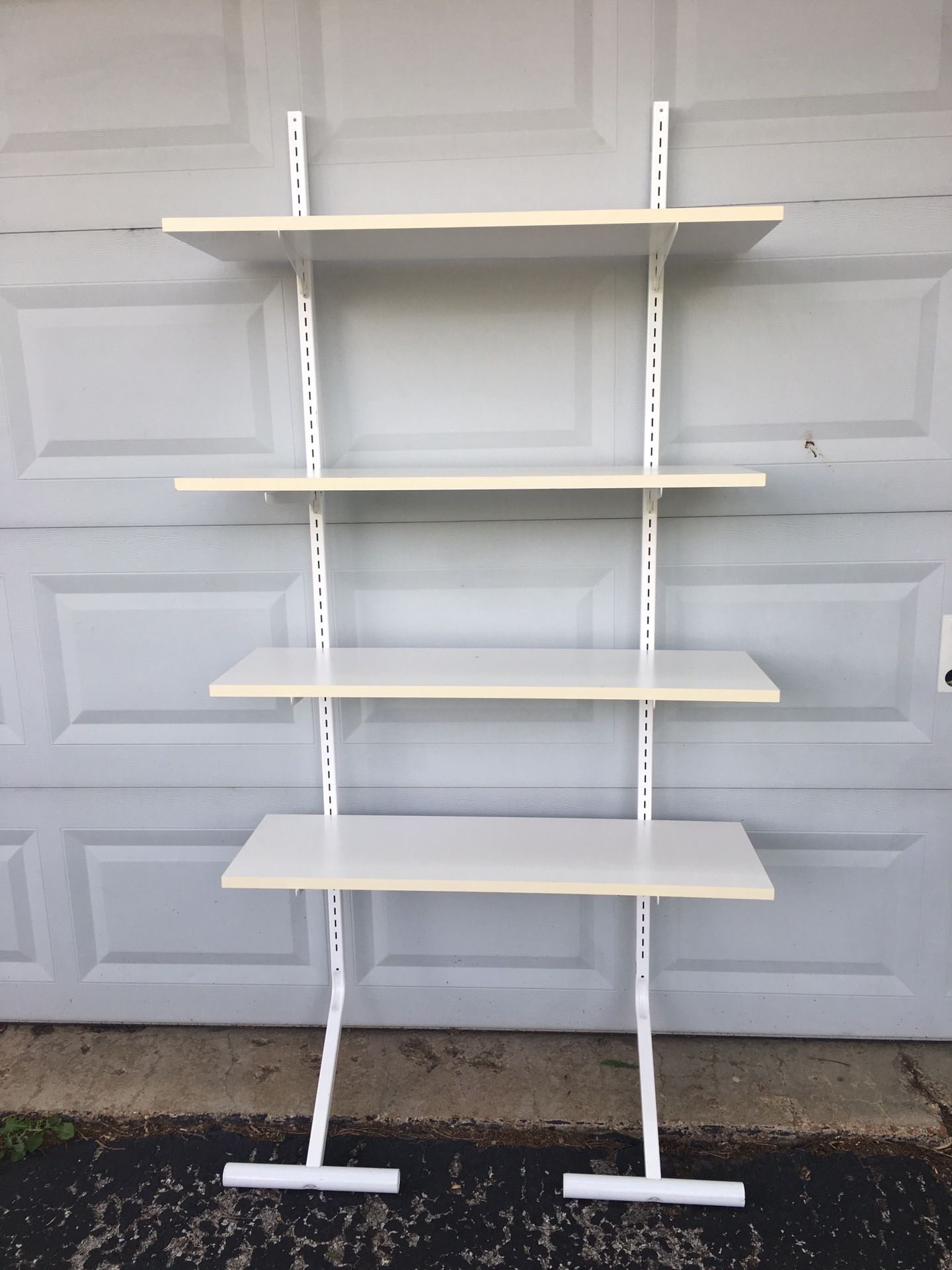 Freestanding shelves