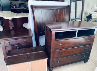 Bedroom Set w/ Queen size bed frame