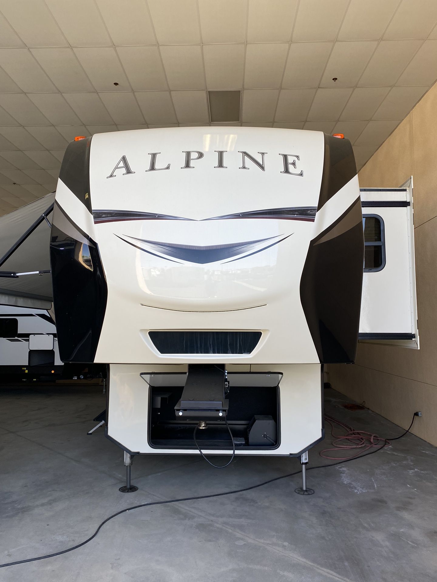 Photo 2019 keystone alpine 3020RE