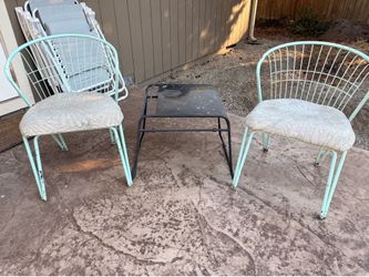 2 outdoor chairs and side table