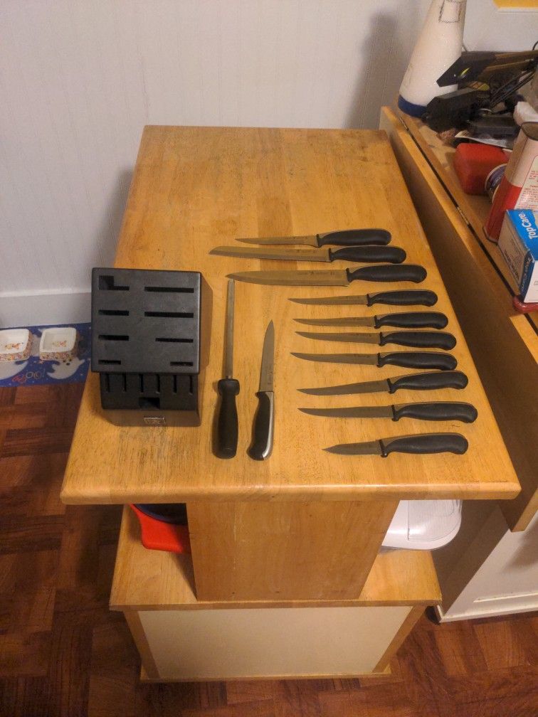 J. A. Henckles 13 Piece Knife Set