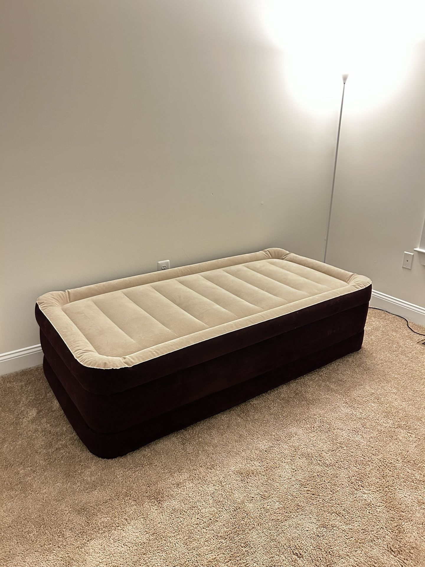 Airbed Twin 20" with built-in AC pump. Like new, used two times! Original packing