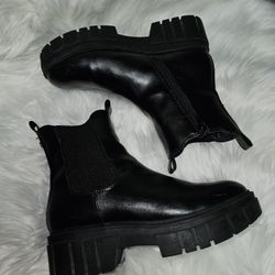 Madden NYC Women's Chunky Lug Chelsea Boots size 8