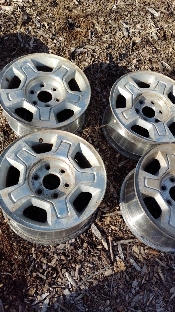 GM 6 Bolt 17" Wheels Have 2 Center Caps