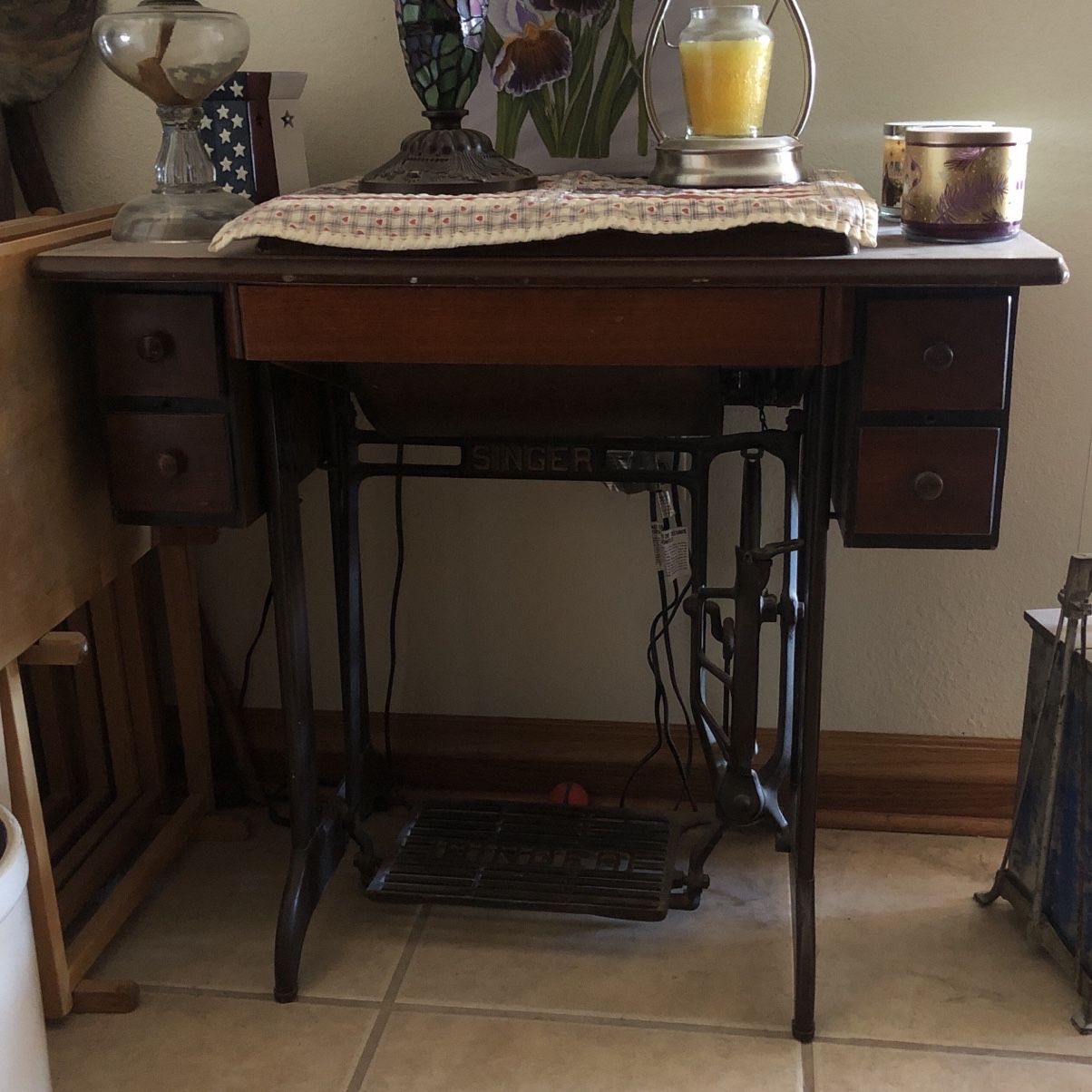 Antique Singer Sewing Machine With Cabinet 