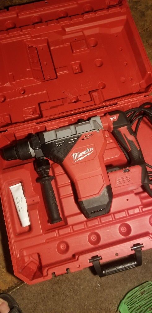 MILWAUKEE 1 3/4 IN.SDS MAX ROTARY HAMMER WITH E CLUTCH 