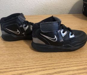 7c Nike Kyries 