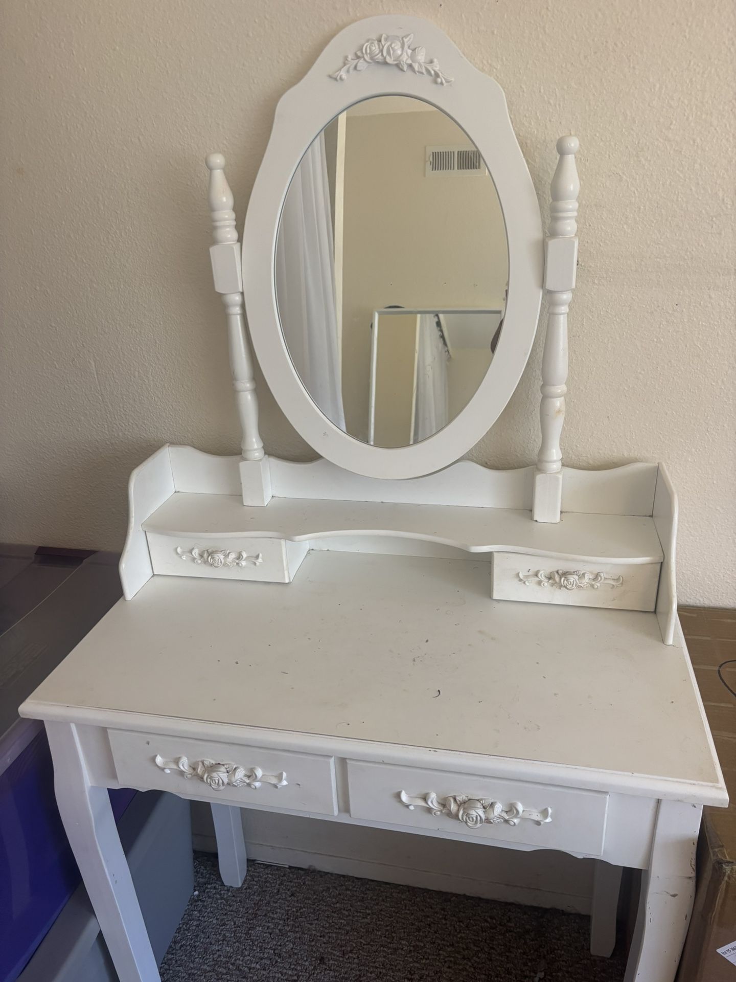 Vanity-FREE MOVING MUST BE PICKED UP TODAY
