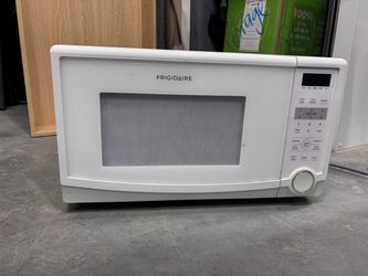 Frigidaire White Countertop Microwave