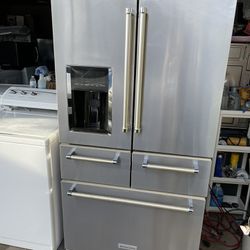 Kitchen Aid Stainlees Steel Refrigerator And Bottom Freezer 
