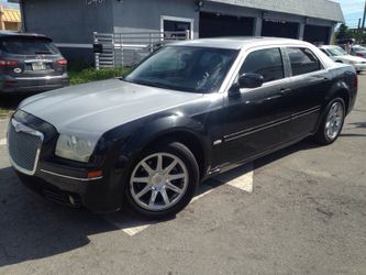 2005 Chrysler 300 (monthly payment between $200 $300)
