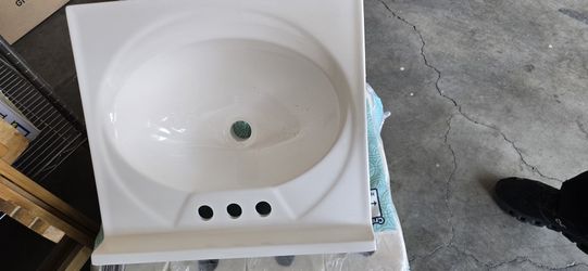 Glacier Bay 19×17 Bathroom Sink