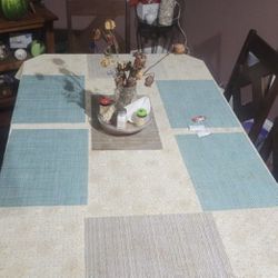 Dining table the covers included and chairs/ Mesa comedor con fundas incluidas y sillas