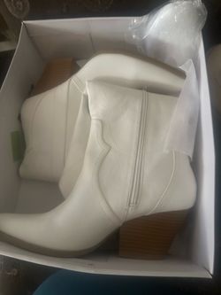 White boots size 10