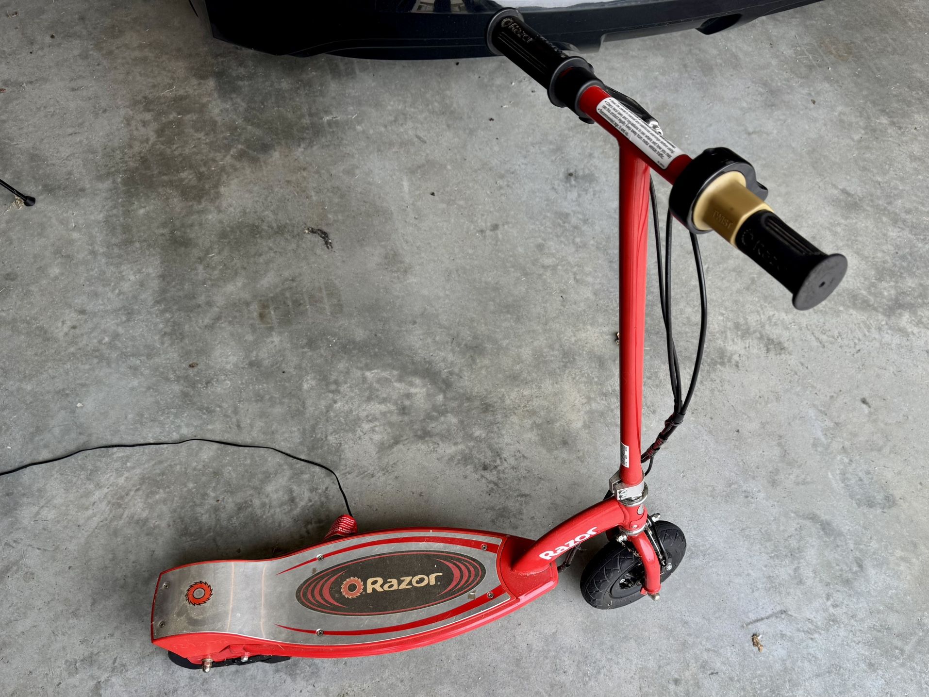 Razor e100 Scooter w/Charger (Red)