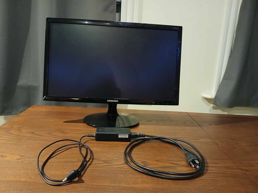 Samsung 22″ Monitor (S22D300) — Works Great, Power Cable Included