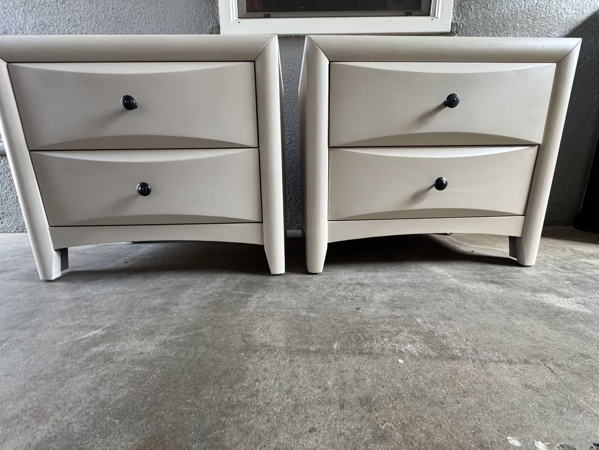 Two Night Stand Solid Wood In Good Condition All Drawers Open Just Fine