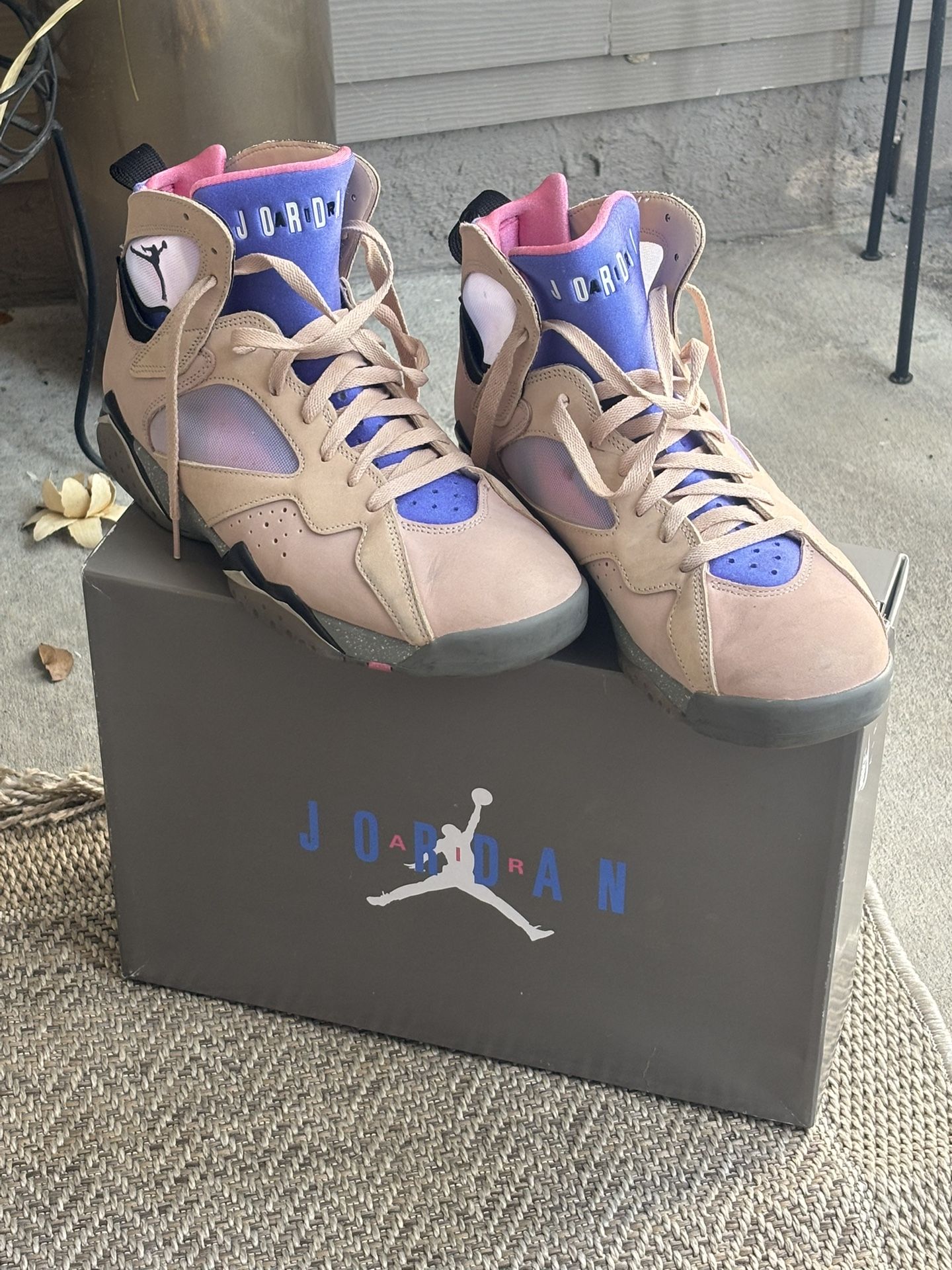 Air Jordan 7 SE "Sapphire" sneakers The Air Jordan 7 “Sapphire” is an April 2022 release of Michael Jordan’s retro basketball shoe in a colourway that