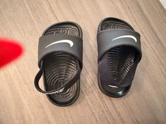 Baby Nike slides Size 4C