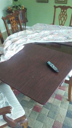 Dining room set comes with 6 chairs good condign