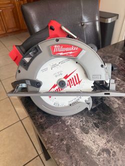 MILWAUKEE CIRCULAR SAW 7 1/4” ( ONLY TOOL )