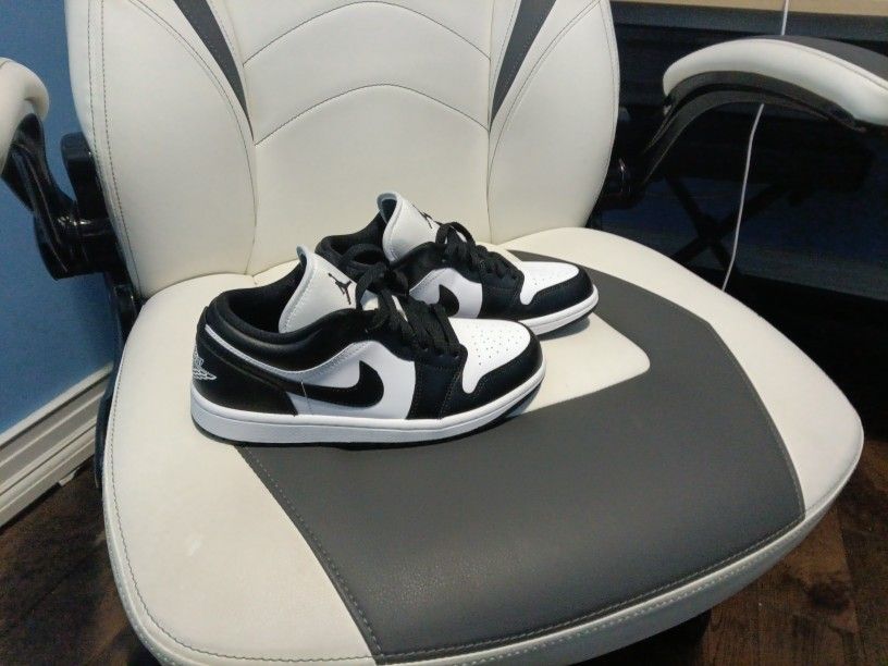 Women's Jordans Size 7