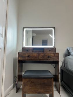 WOODEN VANITY MAKEUP