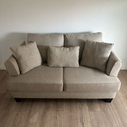 Like New. Light Grey Loveseat Couch 🛋️.  FREE DELIVERY 🚚 