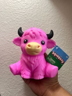 Squeeezy Highland Cow Squishy 🐮🩷