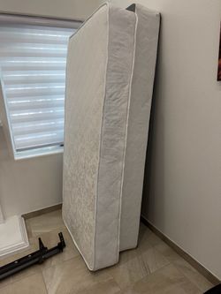 Twin mattress and box spring