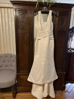Pre Owned Ivory Wedding Dress With Some Minor Missing Pearls On The Shoulder Straps Easily Fixed No Stains Size 10 