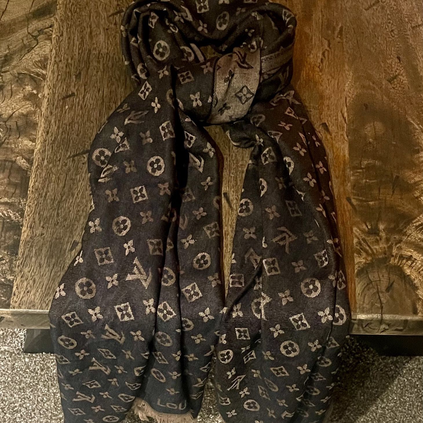 LV Knit Scarf for Sale in Bedford Park, IL - OfferUp