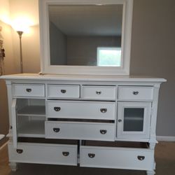 Dresser With Mirror 