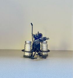 Metal cat salt & pepper shaker stand