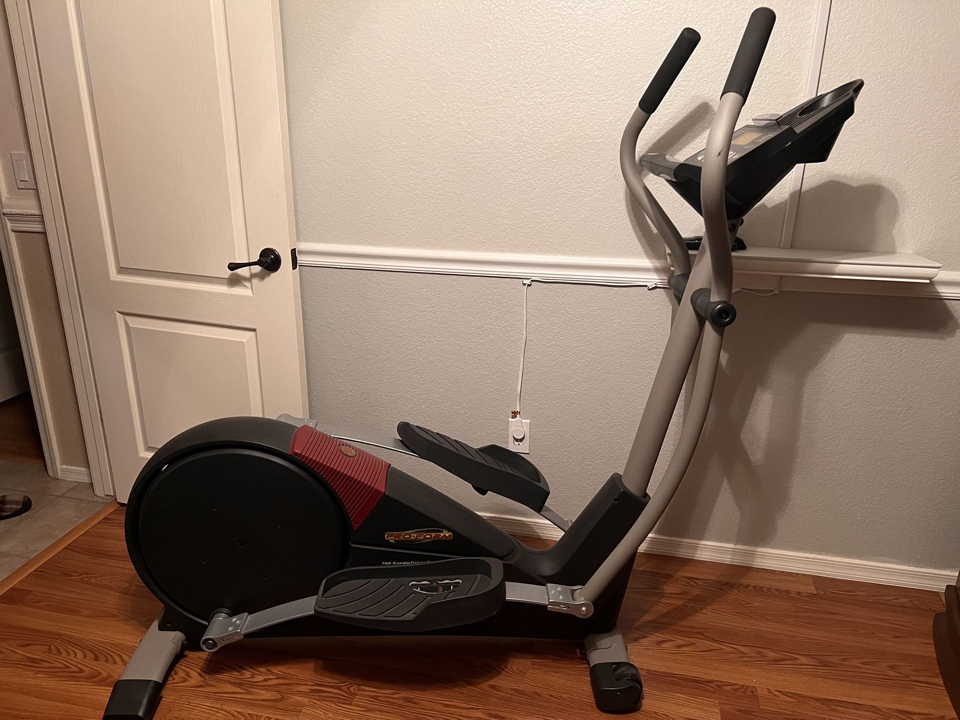 ProForm 700 Cardio Cross Trainer Elliptical Exercise Machine