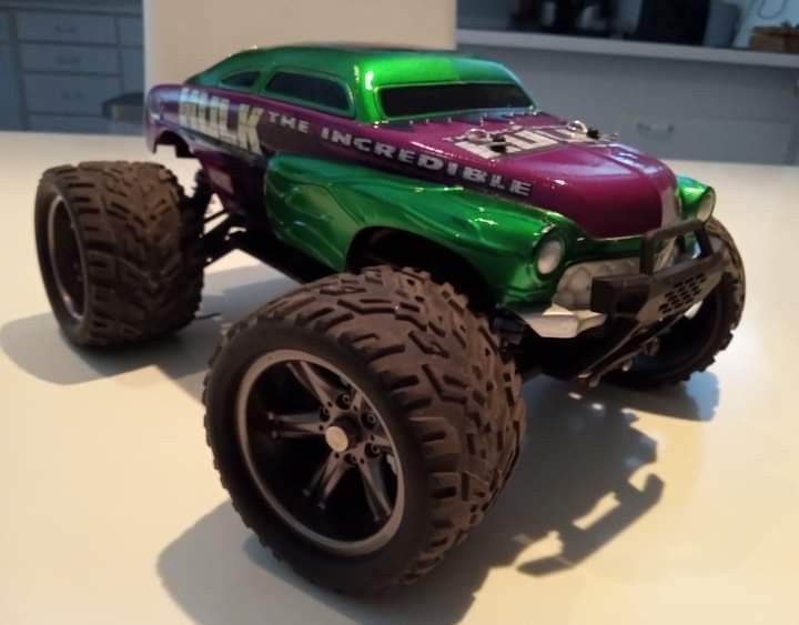 Custom 1:16 4x4 Hulk RC Car