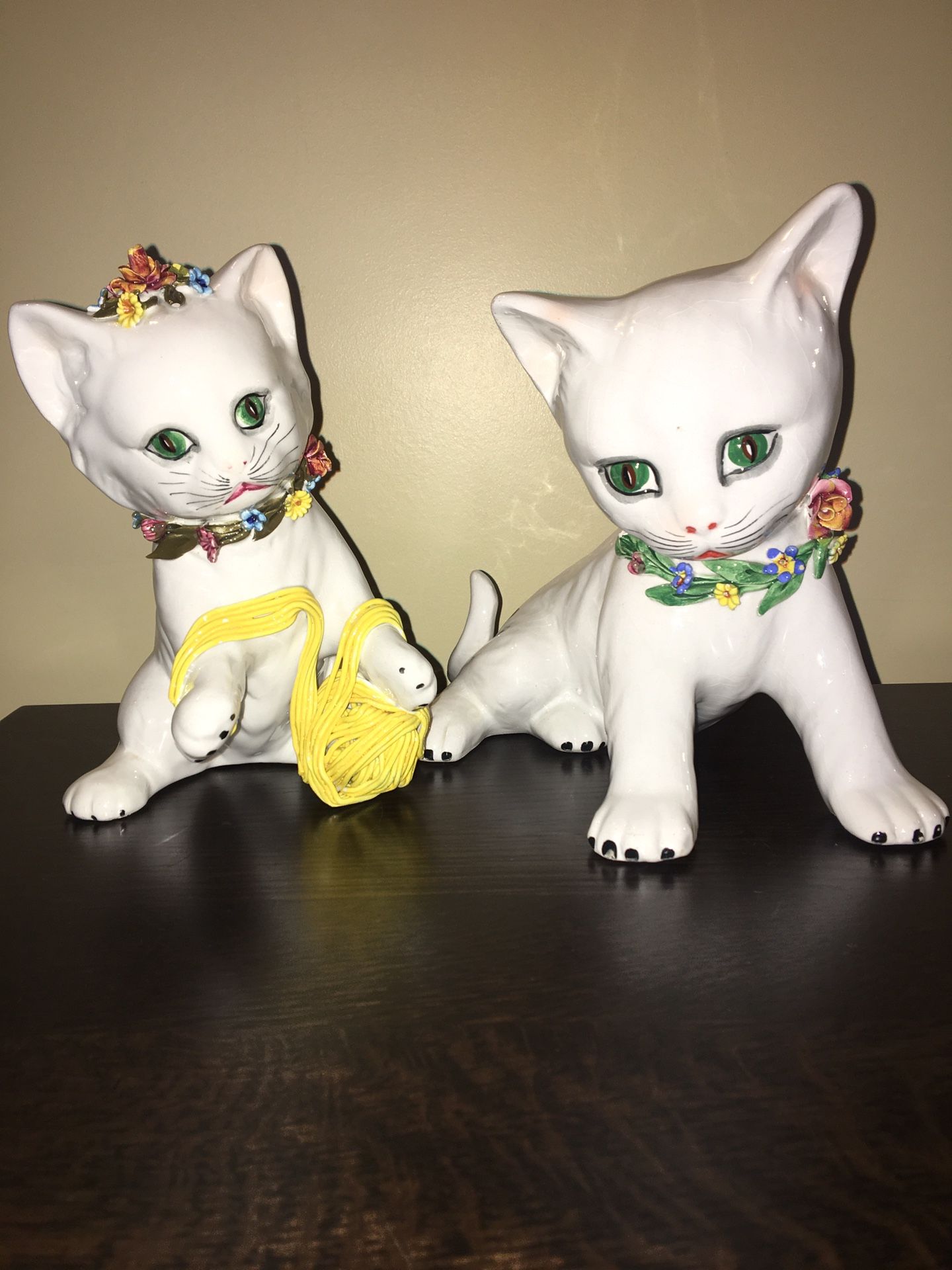 Gorgeous Mother Cat Kitten Ceramic Figurines Playing Yarn Applied Flowers CAPODIMONTE Style