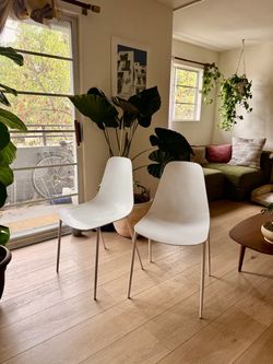 2x White Chairs $20 each / $40 pair