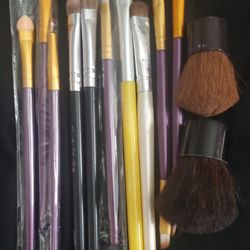 MAKEUP BRUSHES 